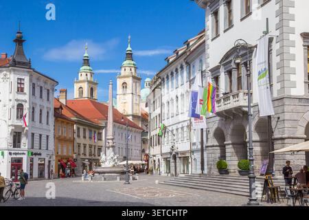 La mairie et la fontaine Robba se trouvent sous les tours distantes de la cathédrale à Ljubljana, Slovénie Banque D'Images