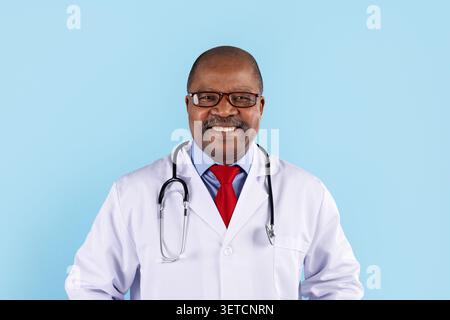 Gros plan portrait d'un médecin afro-américain mature souriant portant des lunettes Banque D'Images