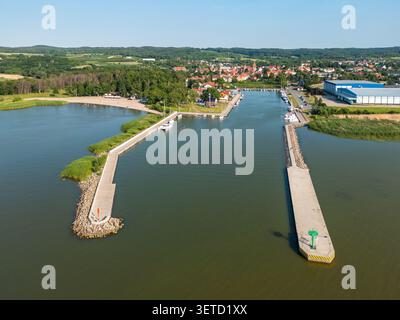 Vue aérienne de Port Tolkmicko avec brise-lames en béton, une marina avec de petits bateaux, et la ville historique de Tolkmicko sur la rive de la Vistule Banque D'Images