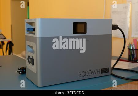 Unité de secours moderne avec batterie au lithium grise installée sur un espace de travail pour le stockage d'urgence de l'énergie Banque D'Images