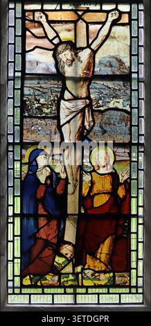 Vitrail du XVIe siècle représentant la crucifixion, église Sainte-Marie, Madingley, Cambridgeshire Banque D'Images
