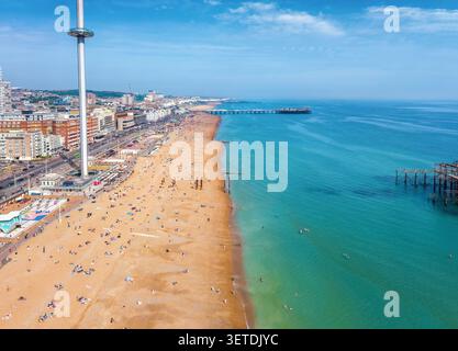 Vue aérienne de la ville balnéaire de Brighton, East Sussex, Angleterre, avec le vieux West Pier et le front de mer lors d'une journée ensoleillée avec l'océan calme Banque D'Images