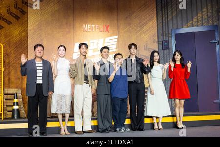 Yoon Kyung-Ho, Lee Da-Hee, Kim Ji-Seok, Jin Sun-Kyu, Park Gyu-Tae, Gong Myung, Kang Han-Na et Jeon So-min, 15 juin 2026 : réalisateur Park Gyu-Tae (5ème l) avec les acteurs (G-d) Yoon Kyung-Ho, Lee Da-Hee, Kim Ji-Seok, Jin Sun-Kyu, Gong Myung, Kang Han-Na et Jeon So-min lors d'une conférence de presse pour le film Netflix 'Husbands in action' à Séoul, Corée du Sud. (Photo Lee Jae-won/AFLO) Banque D'Images