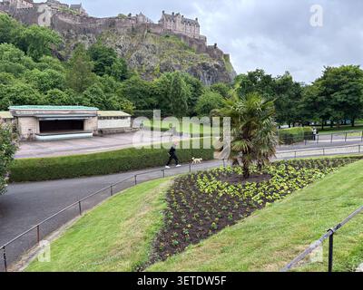 Parc public avec une pelouse bien entretenue, le Ross Bandstand et le château d'Édimbourg. Princes Street Gardens, Édimbourg, Écosse. Banque D'Images