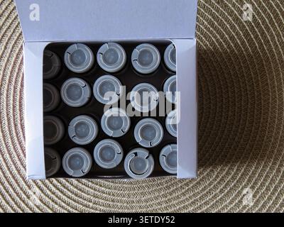 Ampoules de supplément de magnésium avec un verre d'eau sur la table. Banque D'Images