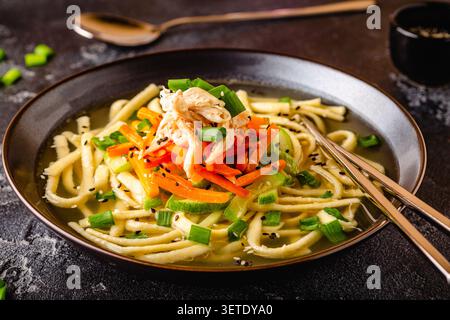 Soupe traditionnelle coréenne au poulet avec nouilles maison (kalguksu). Banque D'Images
