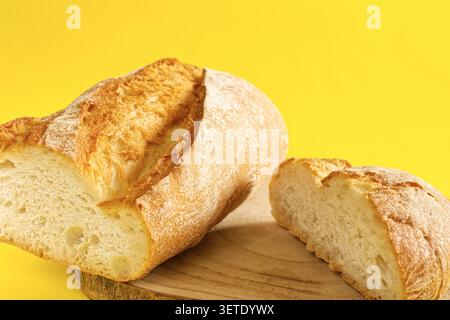 Pain au levain maison fraîchement cuit, prêt à manger. Banque D'Images