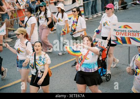 Toronto, Canada - 29 juin 2025 : des partisans de la santé marchent avec Pride Banque D'Images
