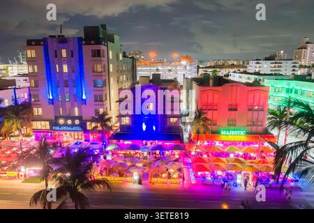 Miami Beach Floride, Ocean Drive, South Beach, quartier Art déco, restaurants d'hôtels, vie nocturne des enseignes au néon, vue aérienne d'en haut en regardant vers le bas, par Banque D'Images
