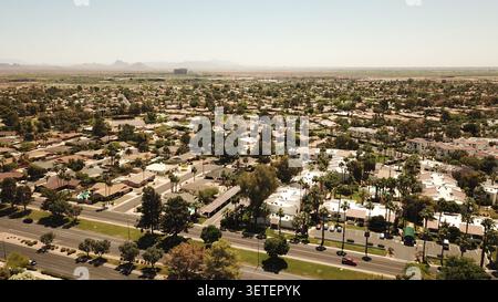 Vue aérienne d'un vaste quartier de banlieue avec des maisons résidentielles, des palmiers et des rues pavées à Phoenix, Arizona, États-Unis. Banque D'Images