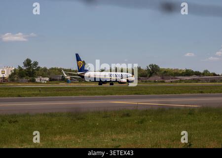 Avion de ligne Ryan Air roulant sur le tarmac en asphalte et décollant sur une piste d'atterrissage dans un aéroport en Roumanie Banque D'Images