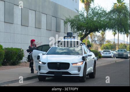 Chandler, Arizona, États-Unis – 20 juin 2026 : le robot-taxi autonome Waymo s’est arrêté pour prendre des passagers féminins à l’entrée du centre commercial Banque D'Images