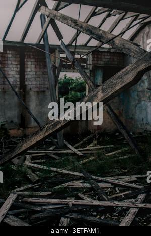 Fort Dunree, Donegal, Irlande - 22-09-2024 : gros plan d'une vieille poutre de bois usée à l'intérieur d'un bâtiment abandonné Banque D'Images