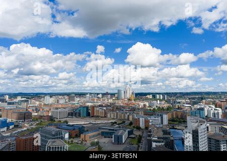 Vue aérienne panoramique du centre-ville de Leeds depuis Leeds Dock, avec les développements modernes du front de mer du quartier South Bank et les nuages spectaculaires Banque D'Images