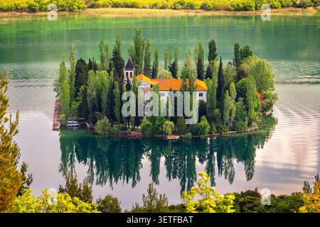 Monastère de Visovac à Krka, Croatie sur la rivière Krka. Banque D'Images