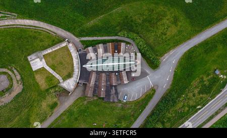 Prise de vue spectaculaire par drone d'un musée d'architecture en forme de bateau niché dans le paysage verdoyant des îles Lofoten, en Norvège. Contemporain Banque D'Images