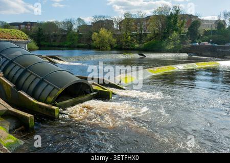 Nethermills Hydro Scheme sur la rivière Ayr. Fournit jusqu'à 83 kW d'électricité à l'Ayrshire College voisin. Ayr, Ayrshire, Écosse. ROYAUME-UNI. Banque D'Images