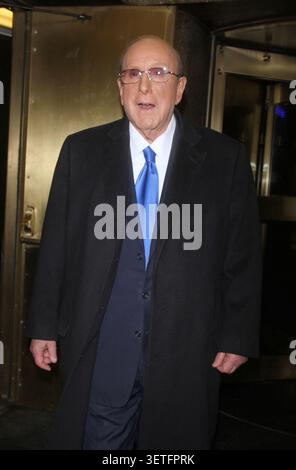 **FICHIER PHOTO** Clive Davis est décédé. NEW YORK, NY - 12 MARS : Clive Davis vu tard dans la nuit avec Jimmy Fallon à New York. 12 mars 2013. Crédit : RW/MediaPunch Inc Banque D'Images