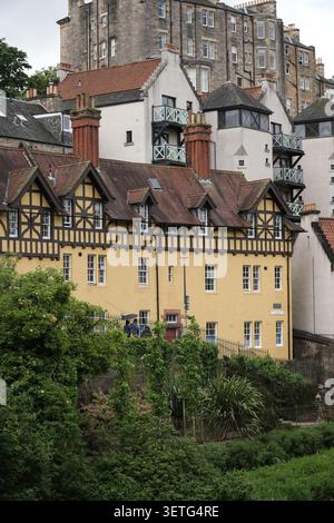 Bâtiment jaune historique de Well court à Dean Village, Édimbourg, Écosse. Banque D'Images