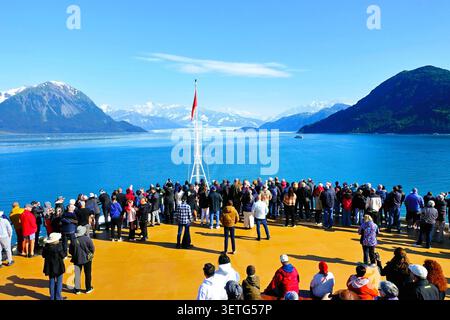 Les touristes admirent le glacier Hubbard sur le pont d'un bateau de croisière en Alaska, aux États-Unis Banque D'Images