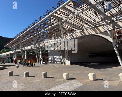 Entrée du bâtiment du Parlement écossais, Holyrood, décoré de design contemporain en acier et en pierre par une journée ensoleillée. Banque D'Images