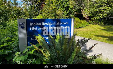 Vancouver, Canada - 7 juin 2026 : panneau bleu de l'UBC pour le Centre d'histoire et de dialogue des pensionnats indiens, situé au milieu des fougères et de la végétation luxuriante Banque D'Images