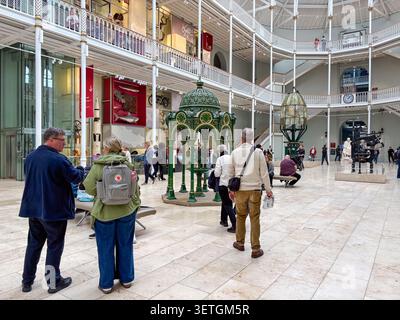 Les touristes explorent l'architecture victorienne et l'atrium ouvert du Musée national d'Écosse à Édimbourg, en Écosse. Banque D'Images