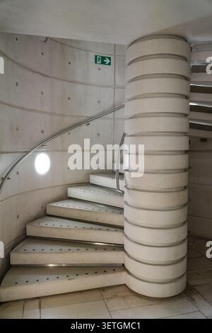 Escalier en colimaçon en béton du Musée national d'Écosse, Édimbourg, Écosse, avec une colonne centrale et un design architectural moderne. Banque D'Images