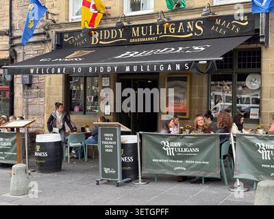 Les gens assis à des tables en plein air au pub Biddy Mulligans à Grassmarket, Édimbourg, Écosse. Banque D'Images