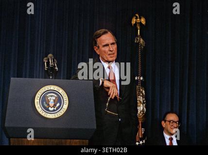 Le président des États-Unis George H.W. Bush annonce son plan de sauvetage de l'épargne et des prêts lors d'une conférence de presse à la Maison Blanche à Washington, DC le 6 février 1989. Alan Greenspan, président de la réserve fédérale américaine, regarde en bas à droite. Crédit : Ron Sachs / CNP / AdMedia Banque D'Images