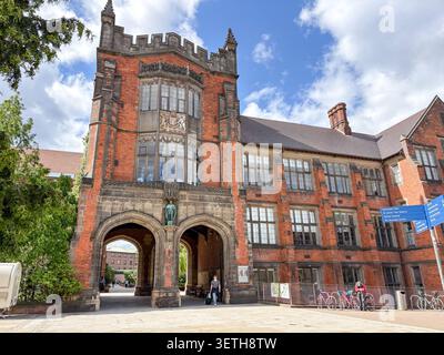 Bâtiment universitaire historique en brique rouge avec arche en pierre à l'Université de Newcastle. Banque D'Images