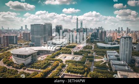 Vue aérienne du musée des sciences et de la technologie de Shanghai entouré d'un parc verdoyant et de gratte-ciel modernes dans le quartier de Pudong à Shanghai, Banque D'Images