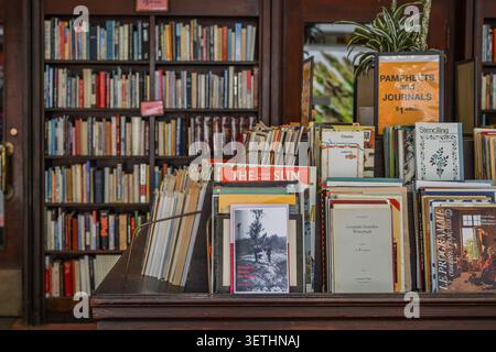 New York City, États-Unis – 16 juin 2026 : livres vintage, revues et brochures exposés sur une table en bois devant une librairie à Manhattan. Banque D'Images