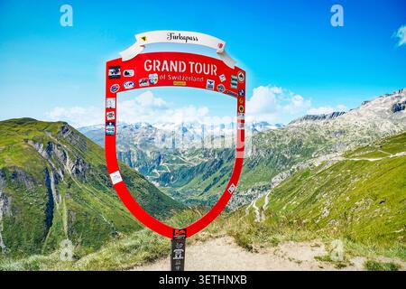 Vue aérienne du cadre photo du Grand Tour de Suisse au col de Furka surplombant les routes de montagne sinueuses et les sommets alpins à Obergoms, Valais, Switze Banque D'Images