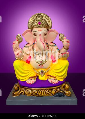 Dieu hindou Ganesha sur fond coloré photo stock Banque D'Images