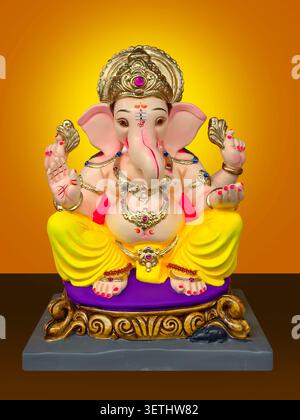 Dieu hindou Ganesha sur fond coloré photo stock Banque D'Images