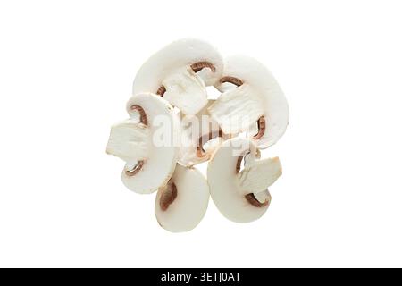 Une vue de dessus d'un tas de champignons blancs tranchés, sur un fond blanc. Banque D'Images