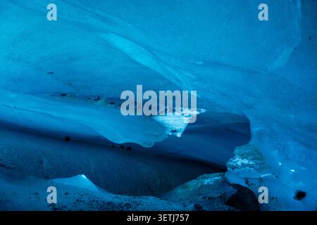 Vue sur les formations de glace bleu profond à l'intérieur du glacier du Rhône à Obergoms, Valais, Suisse. Banque D'Images