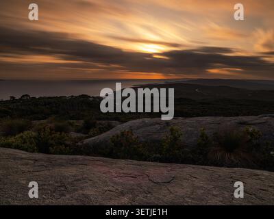 Vue de Stony Hill au coucher du soleil avec une lumière d'heure d'or spectaculaire sur le paysage côtier accidenté et l'océan à Torndirrup, Australie occidentale, Australie. Banque D'Images