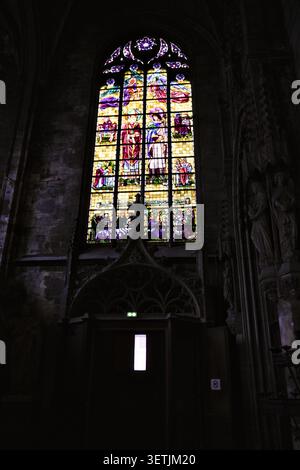 Grand vitrail coloré dans la cathédrale gothique avec Arc de pierre ci-dessous Banque D'Images