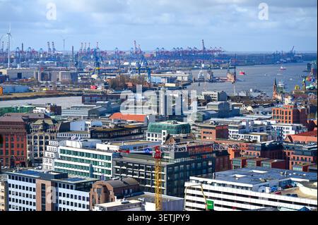 HAMBOURG - Mar 30 : vue panoramique sur le port maritime et l'architecture de Hambourg le 30 mars. 2026, Allemagne Banque D'Images