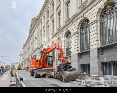 Bruxelles, Belgique, le 12 octobre 2025. Travaux de rénovation de rue rue de la Régence à Bruxelles avec des engins excavateurs à proximité de bâtiments historiques. Urbain Banque D'Images