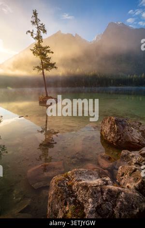 Lac Hintersee, Alpes bavaroises, Allemagne. Image de paysage du lac Hintersee situé dans le sud de la Bavière, Allemagne pendant le lever du soleil d'automne. Banque D'Images