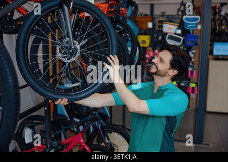Roue de fixation mécanique au milieu des vélos vibrants Banque D'Images