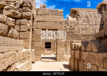 Vue en perspective sur les salles les plus intérieures et sacrées du temple Khonsu, situé dans le complexe Karnak à Louxor Banque D'Images