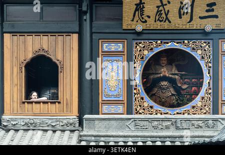 Chongqing, Chine - 11 juin 2026 - une atmosphère de contemplation tranquille et de vénération historique définit la façade supérieure du pavillon du temple. Sur le R Banque D'Images