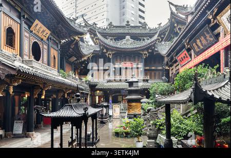 Chongqing, Chine - 11 juin 2026 - le temple de Luohan, un ancien sanctuaire niché au milieu des gratte-ciels modernes. L'avant-toit en bois complexe balaye gracieusement towa Banque D'Images