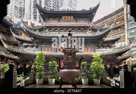 Chongqing, Chine - 11 juin 2026 - dans la cour intérieure du célèbre temple Luohan de Chongqing, se dresse une majestueuse censure en bronze solidement ancrée Banque D'Images