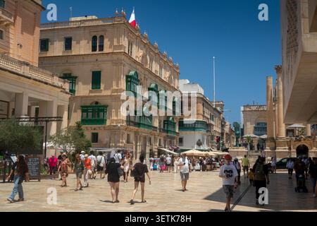 Malte, la Valette, City Gate, Republic Street, Triq IR-Repubblika, les visiteurs passent devant le Palazzo Ferreria, bâtiment historique du C19e palais Banque D'Images