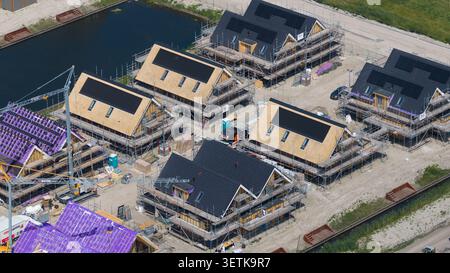 Weesp, Noord-Holland, pays-Bas - 16 juin 2026 : vue aérienne de nouvelles maisons individuelles en construction à Weespersluis, une résidence verdoyante en bord de mer Banque D'Images